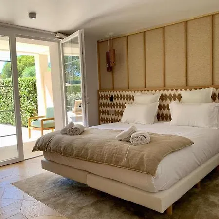 Bed & Breakfast Le Quatre Saisons Et Ses 7 Somptueuses A 300 Euros Par Chambre Saint-Tropez