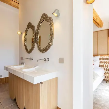 Le Quatre Saisons Et Ses 7 Somptueuses A 300 Euros Par Chambre *