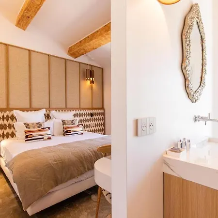 Le Quatre Saisons Et Ses 7 Somptueuses A 300 Euros Par Chambre ベッド・アンド・ブレックファスト *