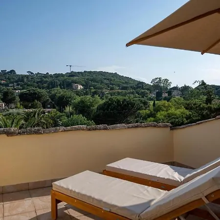 Le Quatre Saisons Et Ses 7 Somptueuses A 300 Euros Par Chambre * Saint-Tropez